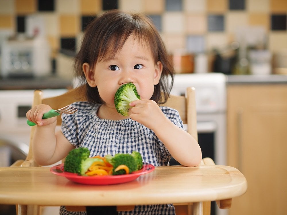 Ab wann dürfen Kinder was essen? Beikost und Lebensmittel im 1. Jahr kleines Kind isst selbst
