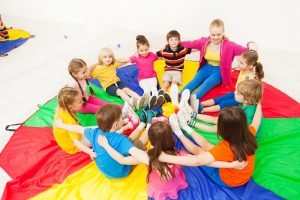 Kinder sitzen im Kreis