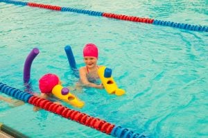 zwei kinder lernen schwimmen