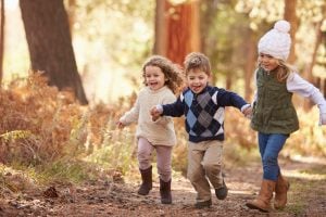 Kinder spielen im Wald.