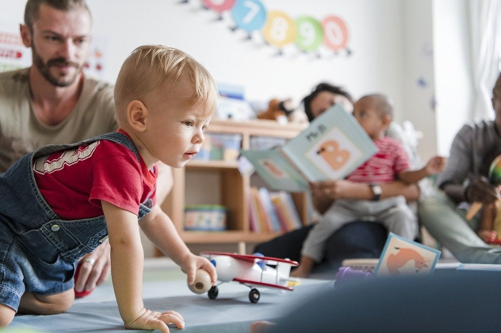 Kinder in der Kita spielen
