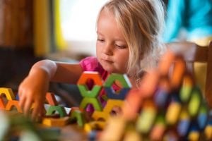 Kind lernt Konzentration mit Bausteinen