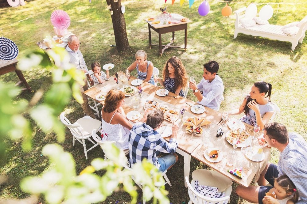familie feiert im garten ein kinderwillkommensfest