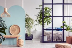 bereiche im zimmer durch einen raumteiler voneinander abgegrenzt