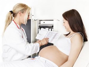 Schwangere Frau bei Untersuchung