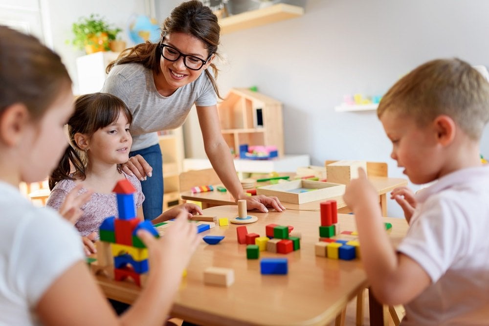 Vertretungskonzept Kita – Qualität trotz Personalausfall sichern Erzieherin spielt mit Kindern in der Kita