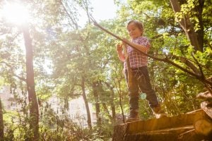 Kind spielt im Garten
