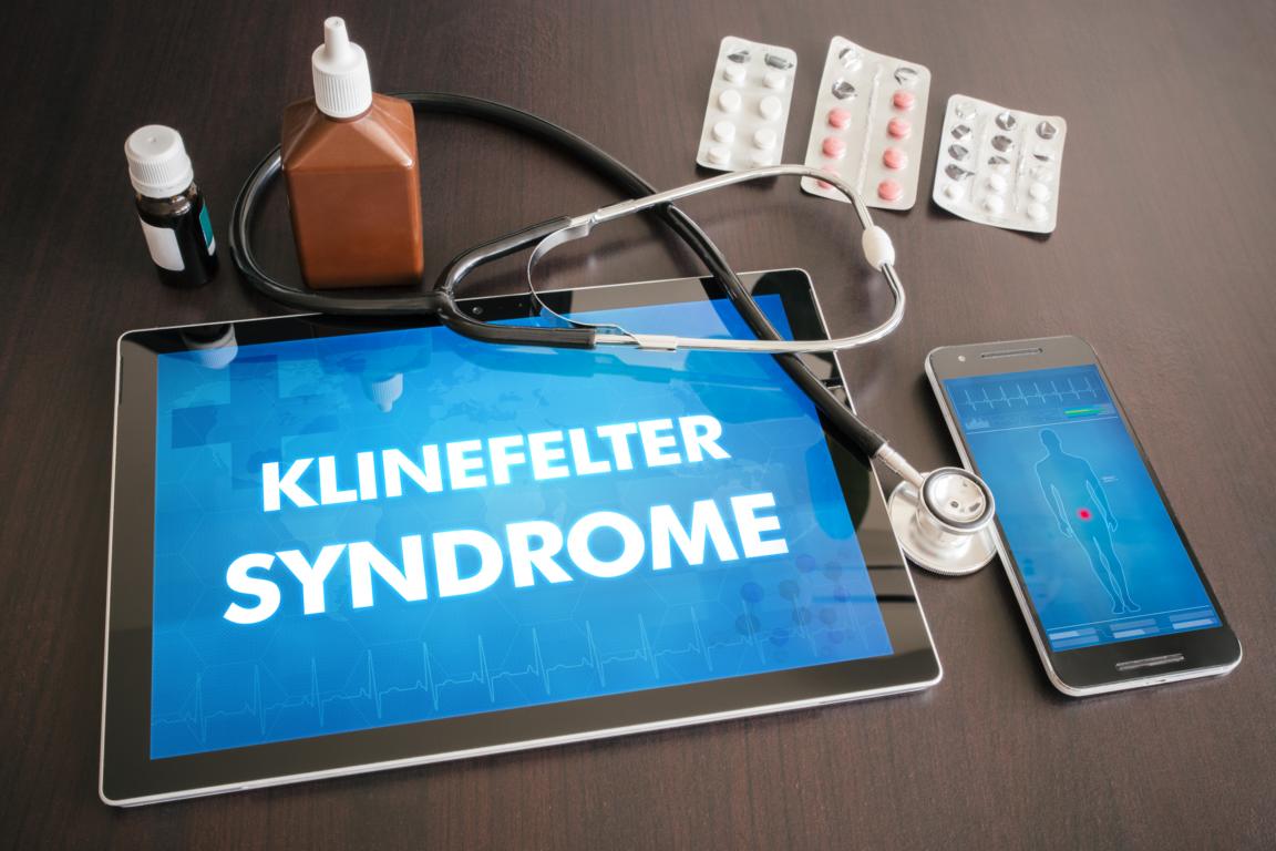 Klinefelter-Syndrom: So schützen Sie Ihr Kind vor den Spätfolgen der Chromosomenveränderung Tablet mit Aufschrift Klinefelter-Syndrom und Arztutensilien