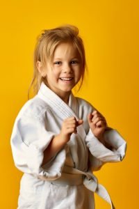 kleines maedchen in einem judoanzug