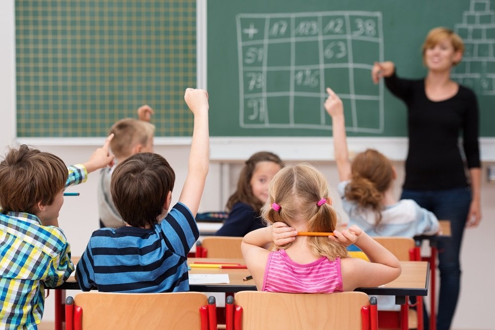 Kinder machen Mathespiele in der Grundschule