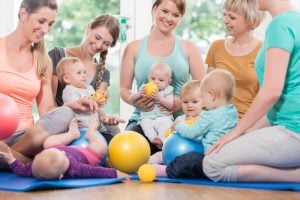Mütter mit Kindern beim Babykurs
