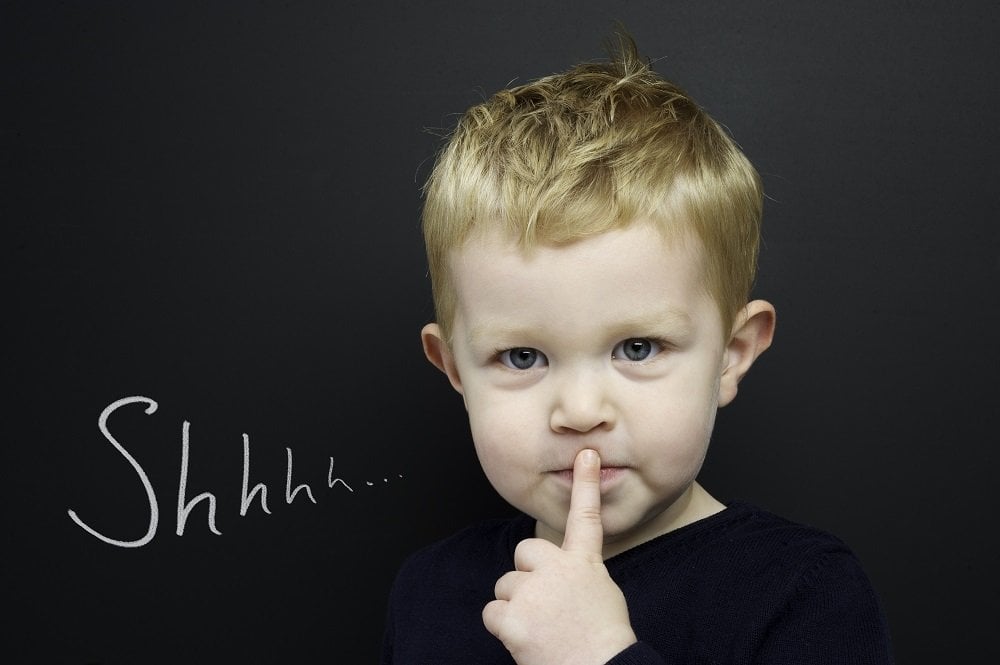 Kinder mit Mutismus: Wenn Kinder nicht sprechen Kind schweigend an Tafel