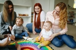 Mutter beobachtet Kind bei Babykurs