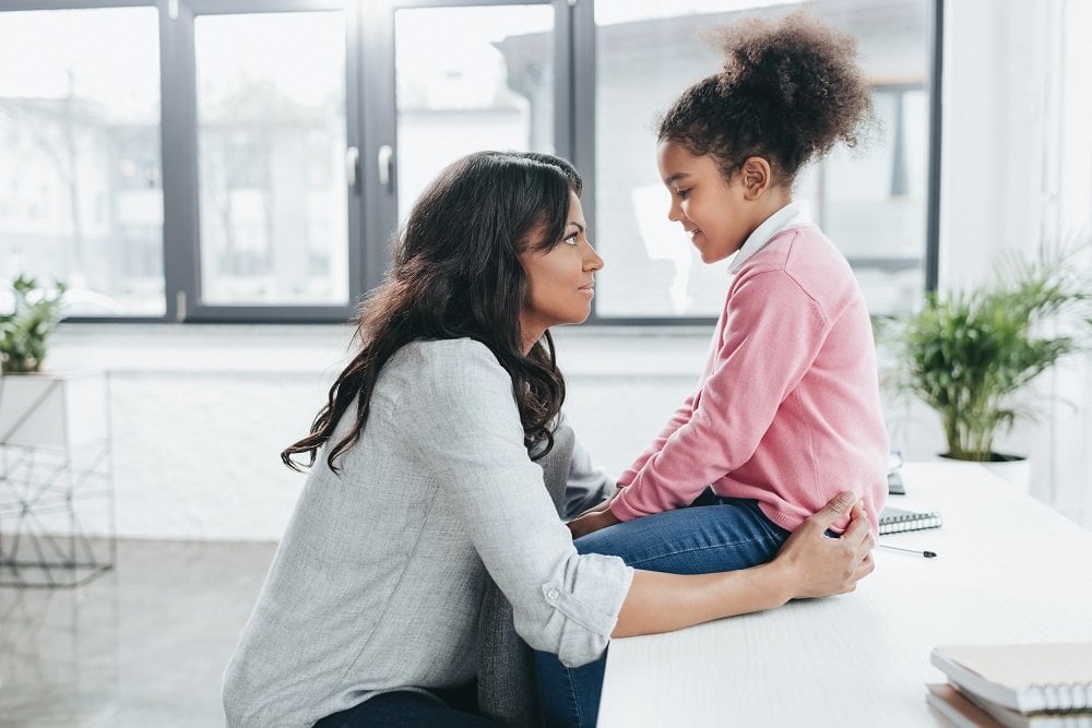 mutter spricht mit ihrer tochter