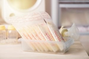 in beutel abgepackte eingefrorene muttermilch