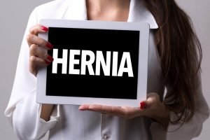 Frau mit Schild Hernia umbilicalis 