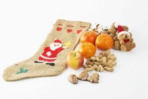 Nikolausstiefel aus Jute mit Obst und Nüssen