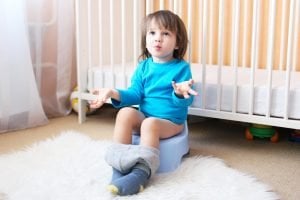 Sauberkeitserziehung Junge sitzt auf dem Töpfchen