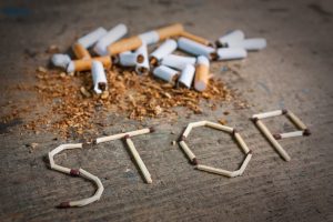 Zigerattenfilter und geschriebenes Wort Stop aus Zigaretten