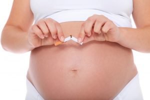 schwangere hoert mit dem rauchen auf