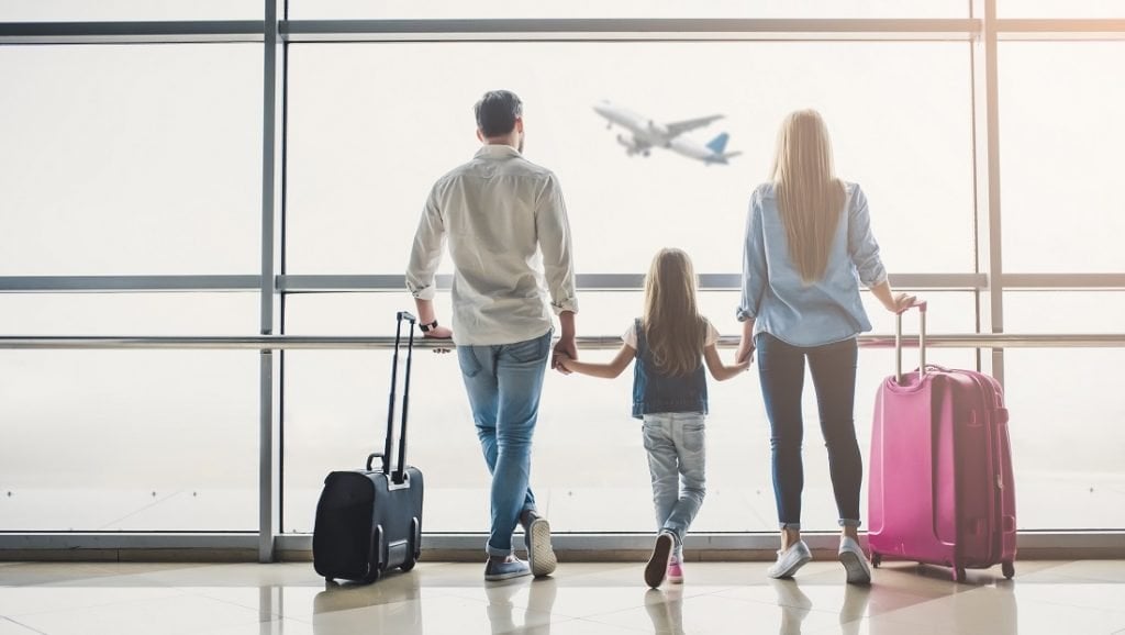 familie steht am flughafen