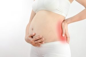 schwangere frau mit schmerzen im ruecken