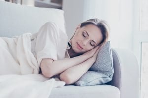 frau ruht sich auf der couch aus