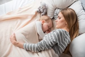 mutter und baby schlafen zusammen im bett