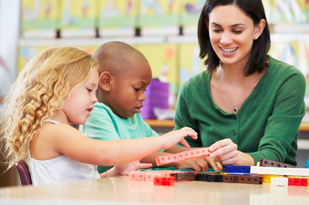 schueler lernen rechnen in der grundschule