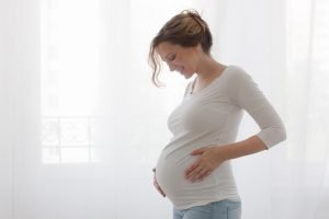 schwangere Frau hält bauch