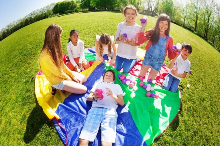 Schwungtuchspiele: Tolle Spiele für Kita und Grundschule