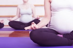 schwangere frauen meditieren
