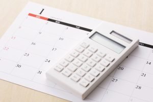 Kalender und Taschenrechner auf Tisch