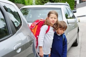 kinder auf ihrem weg zur schule