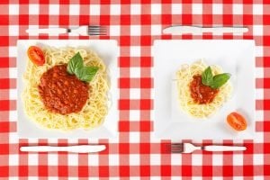 unterschiedlich große Spaghetti-Portionen