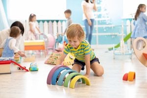 Kind spielt im Kindergarten mit Lernspielzeug