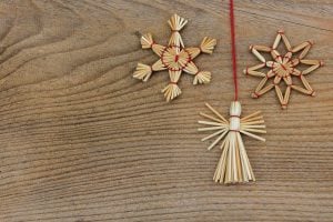 Baumschmuck aus Strohhalmen