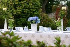 feierlich gedeckter tisch im garten