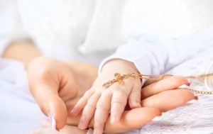 baby mit taufkette
