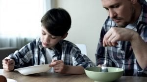 vater und sohn essen cornflakes