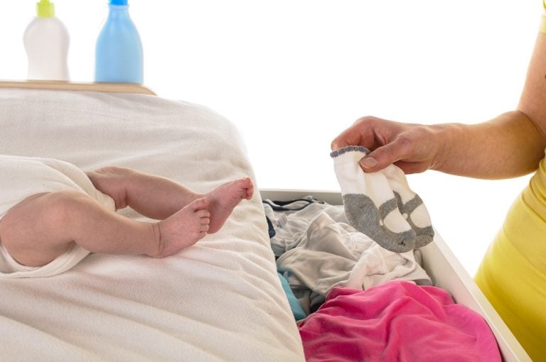 Baby vom Bett gefallen Mögliche Gefahren & wann Sie zum Arzt sollten
