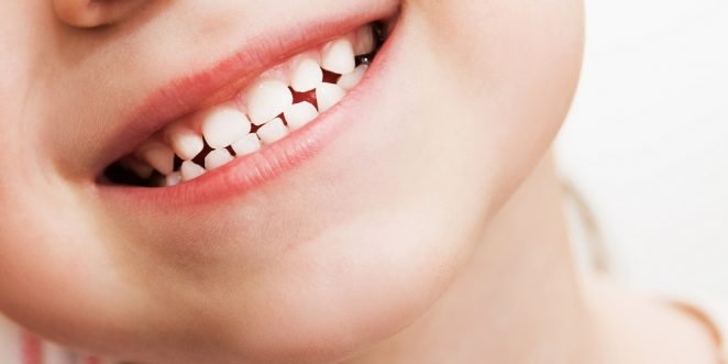 Kind lächelt mit Zähnen